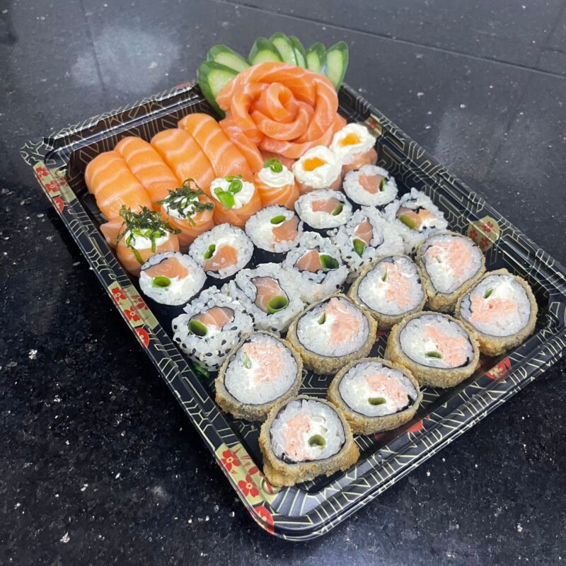 [28pcs] Super Combo: 4 sushi salmao 6 sashimi salmao 2 Joe Philadelphia 2 Joe couve crispe 2 Joe geleia de pimenta 5 Philadelphia 5 Uramaki Philadelphia 8 hot Philadelphia